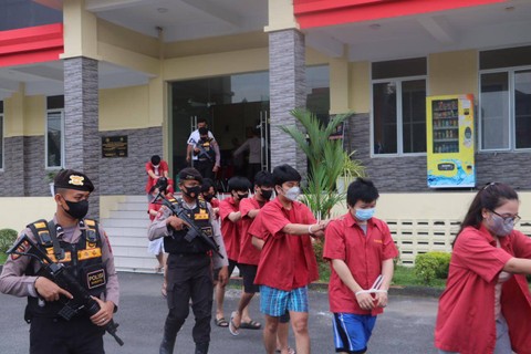 15 Anak Buah Bos Judi Online Apin BK Diserahkan ke