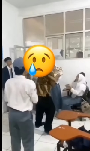 Inilah Video Guru Lempar Kue ULTAH Pemberian Siswa - Sekilas Inilah Video Guru Lempar Kue ULTAH Pemberian Siswa - Sekilas Riau