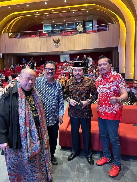 Peluncuran Buku Baru Chappy Hakim Dihibur Aksi Band The Playsets