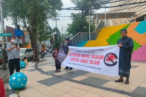 Pembentang Spanduk 'Atribut Natal Haram untuk Umat Islam' Dibubarkan