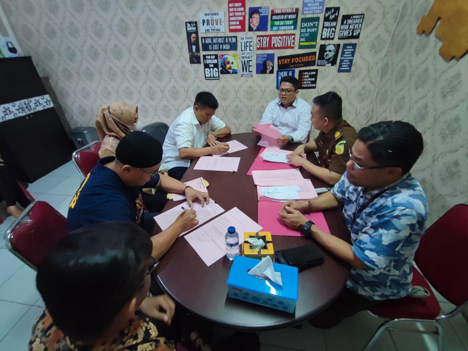 Tersangka dan BB Dugaan Tipikor Pembangunan Ruang RSUD Kampar Diserahkan Tersangka dan BB Dugaan Tipikor Pembangunan Ruang RSUD Kampar Diserahkan ke Jaksa Penuntut Umum