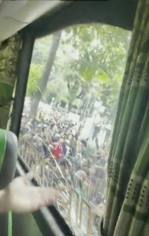 Video Suporter Indonesia Adang dan Pecahkan Kaca Bus Timnas Thailand Video Suporter Indonesia Adang dan Pecahkan Kaca Bus Timnas Thailand Viral