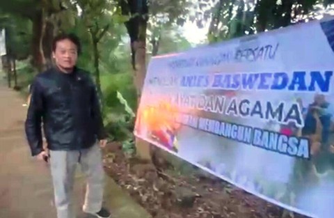 Warga di Kuningan Copot Paksa Spanduk Provokatif Tolak Anies Baswedan