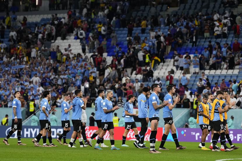 para-pemain-uruguay-berjalan-ke-pendukung-mereka-setelah-pertandingan_221203003722-729.jpg