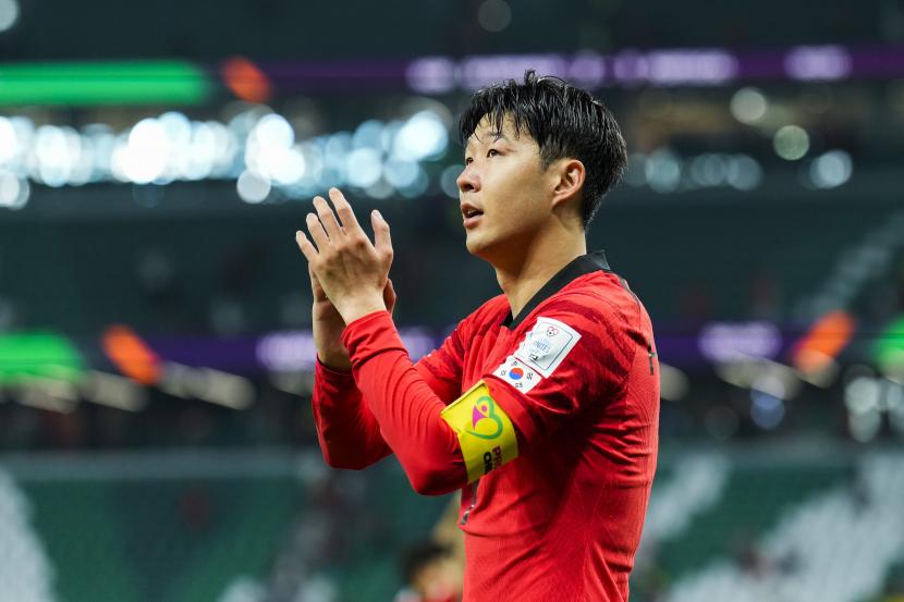 son-heung-min-korea-selatan-merayakan-setelah-pertandingan-sepak-bola_221203172118-297.jpg