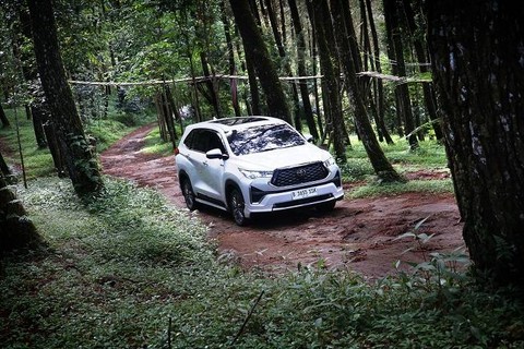 Berita Populer: Konsumsi BBM Kijang Innova Zenix Bensin; Pilihan Mobil