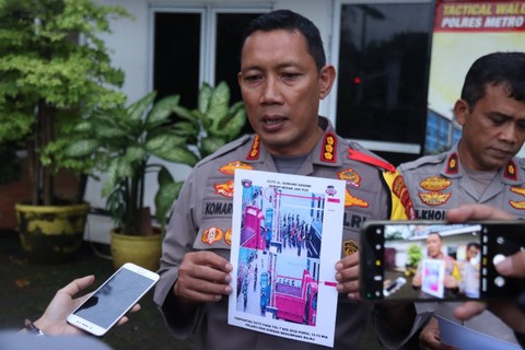 Iwan Sumarno dan Malika Dibawa Polisi ke RS Kramat Jati