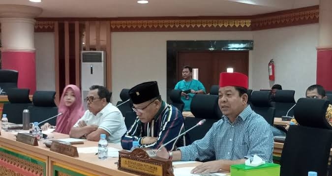 Komisi V DPRD Riau Kecewa Atas Ketidakhadiran Dirut PHR dan Komisi V DPRD Riau Kecewa Atas Ketidakhadiran Dirut PHR dan Vendor di RDP