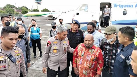 Lukas Enembe Transit di Bandara Sam Ratulangi, Ada Penjagaan Ketat