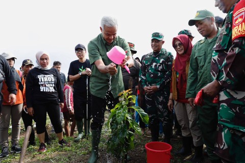 Selamatkan Lahan Kritis, Ganjar Tanam 1.500 Pohon di Area Rawan