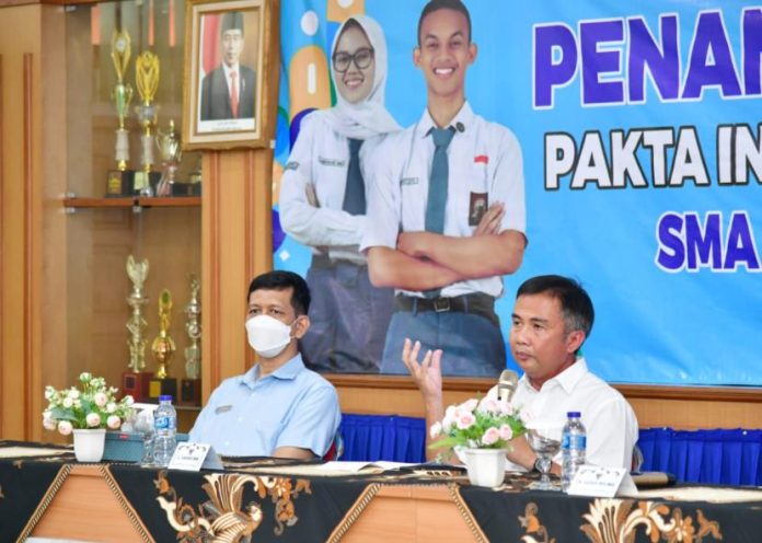 pj-gubernur-jabar-bey-machmudin-menyaksikan-penandatanganan-pakta-integritas_240528192319-529.jpg