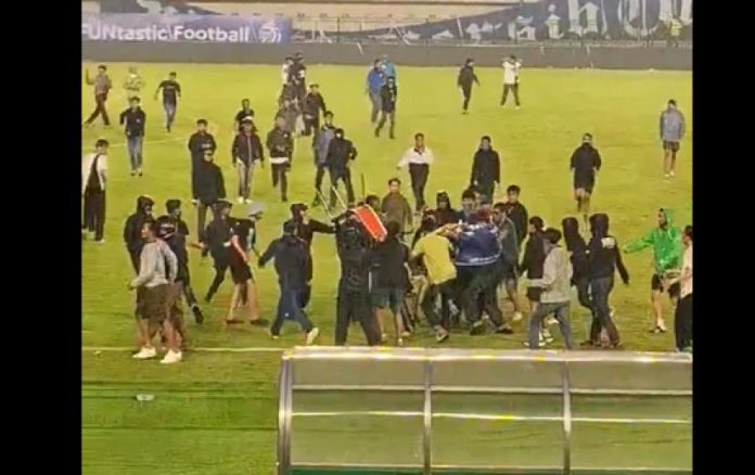 momen-pemukulan-kepada-steward-selepas-laga-persib-bandung-vs_240925015901-232.png