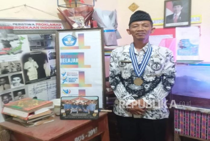 guru-inspiratif-dari-kabupaten-cirebon-yang-menjadi-pegiat-literasi_241125193829-697.jpg
