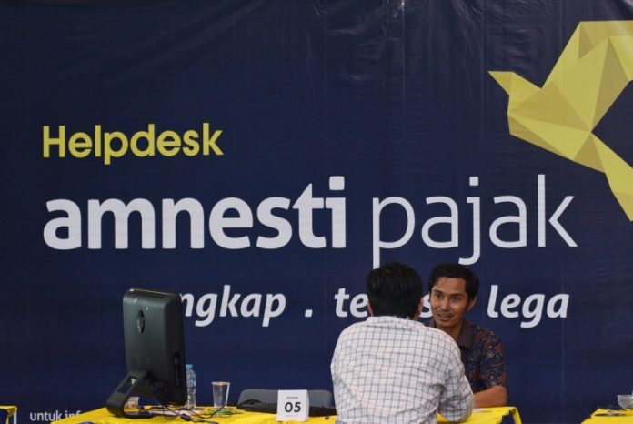 petugas-pajak-melayani-warga-yang-mengikuti-program-pengampunan-pajak-_170331203210-768.jpg