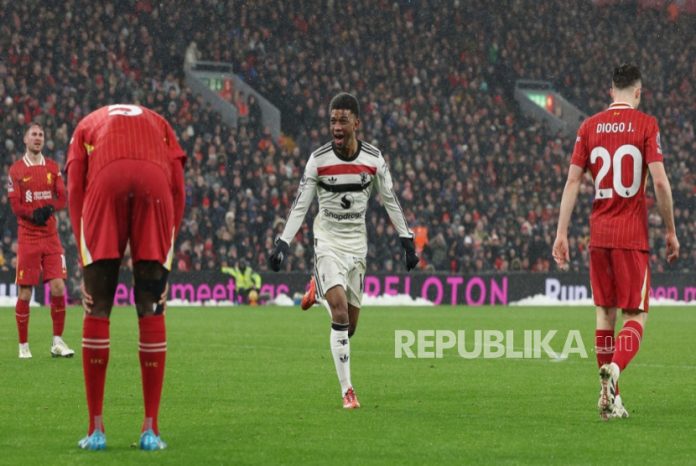 winger-manchester-united-amad-diallo-tengah-merayakan-golnya-ke_250106023727-747.jpg