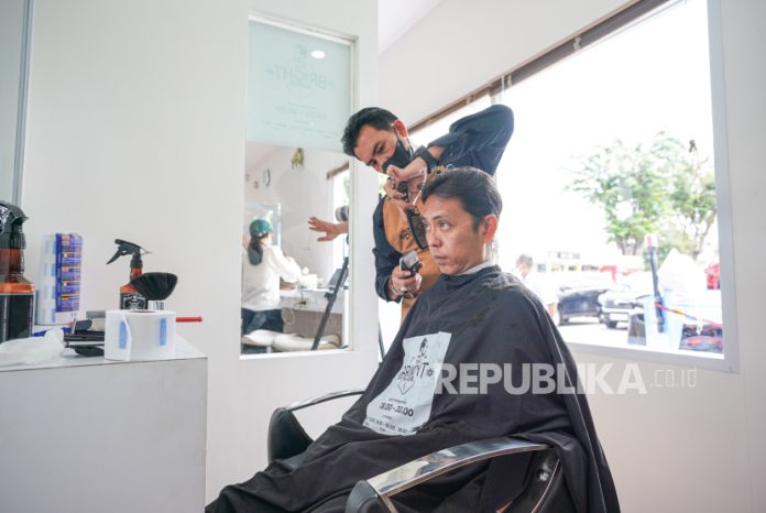 layanan-barbershop-gratis-diberikan-pertamina-di-rest-area-untuk_250323160043-326.jpeg