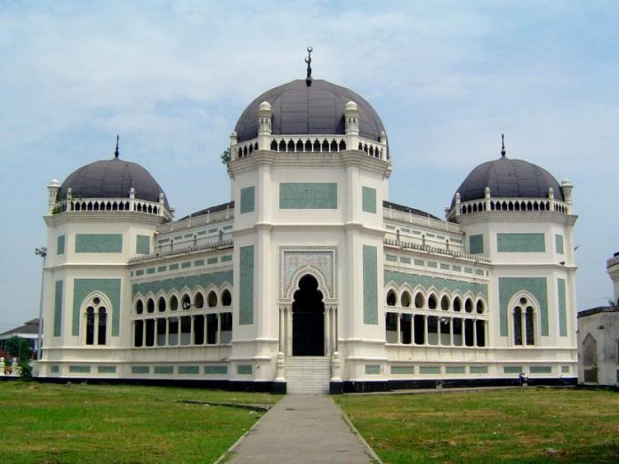 masjid-raya-al-mashun-atau-masjid-raya-medan-di-medan_241029185817-366.jpg