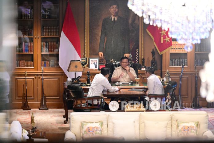 presiden-ri-prabowo-subianto-menerima-telepon-dari-presiden-republik_250625000602-915.jpg
