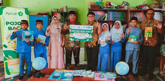 APICAL Salurkan Ratusan Buku ke Tiga Sekolah Dasar di Dumai