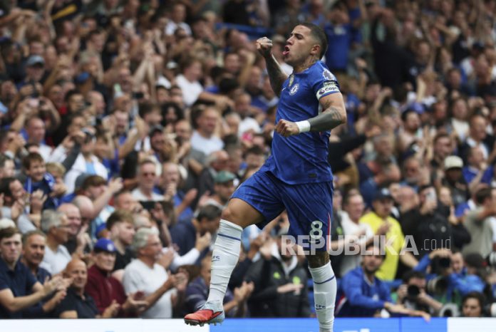 pemain-chelsea-enzo-fernandez-merayakan-gol-kedua-timnya-dalam_250830214842-835.jpg