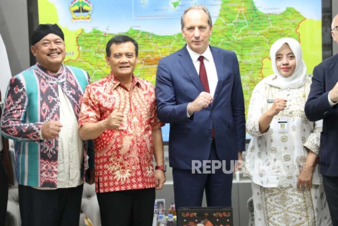 duta-besar-prancis-untuk-indonesia-fabien-penone-melakukan-pertemuan_250925132355-754.jpg