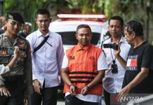 KPK Duga Gubernur Riau Sembunyi di Kafe Saat OTT