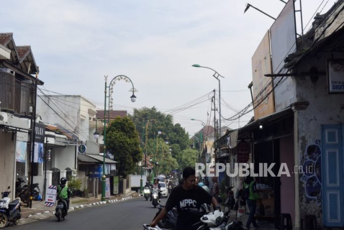 pju-dekoratif-terpasang-di-jalan-djulaeha-karmita-kota-cimahi_251114202738-359.jpg